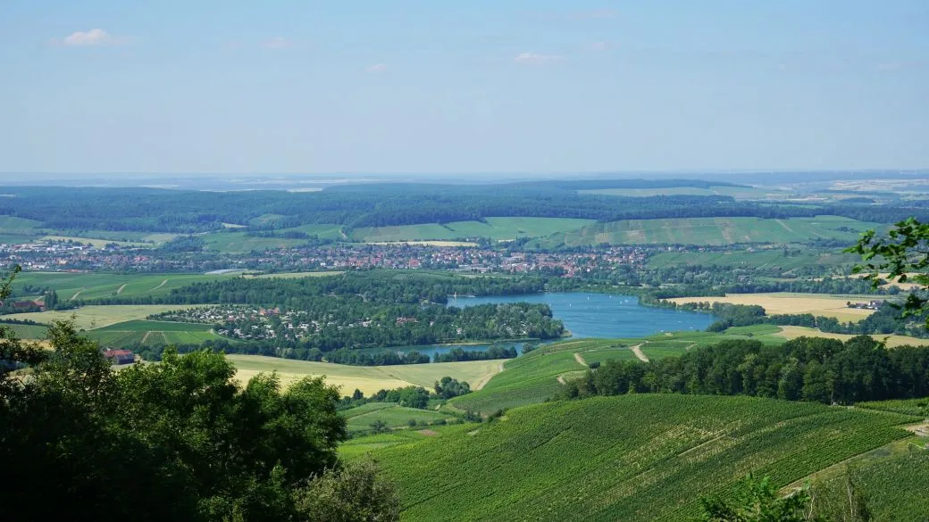 Blick über Obersulm, Weinberge und den Breitenauer See